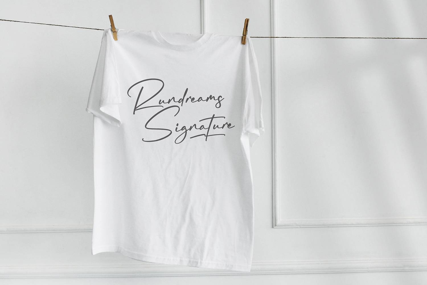 Rundreams Signature Font sample