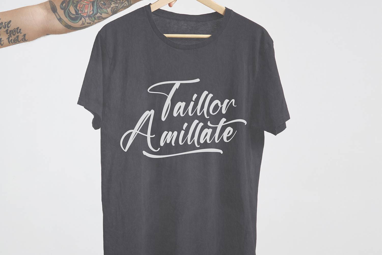 Taillor Amillate Font sample