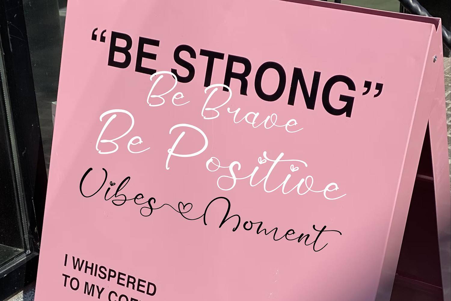 Tonia Mone Font sample