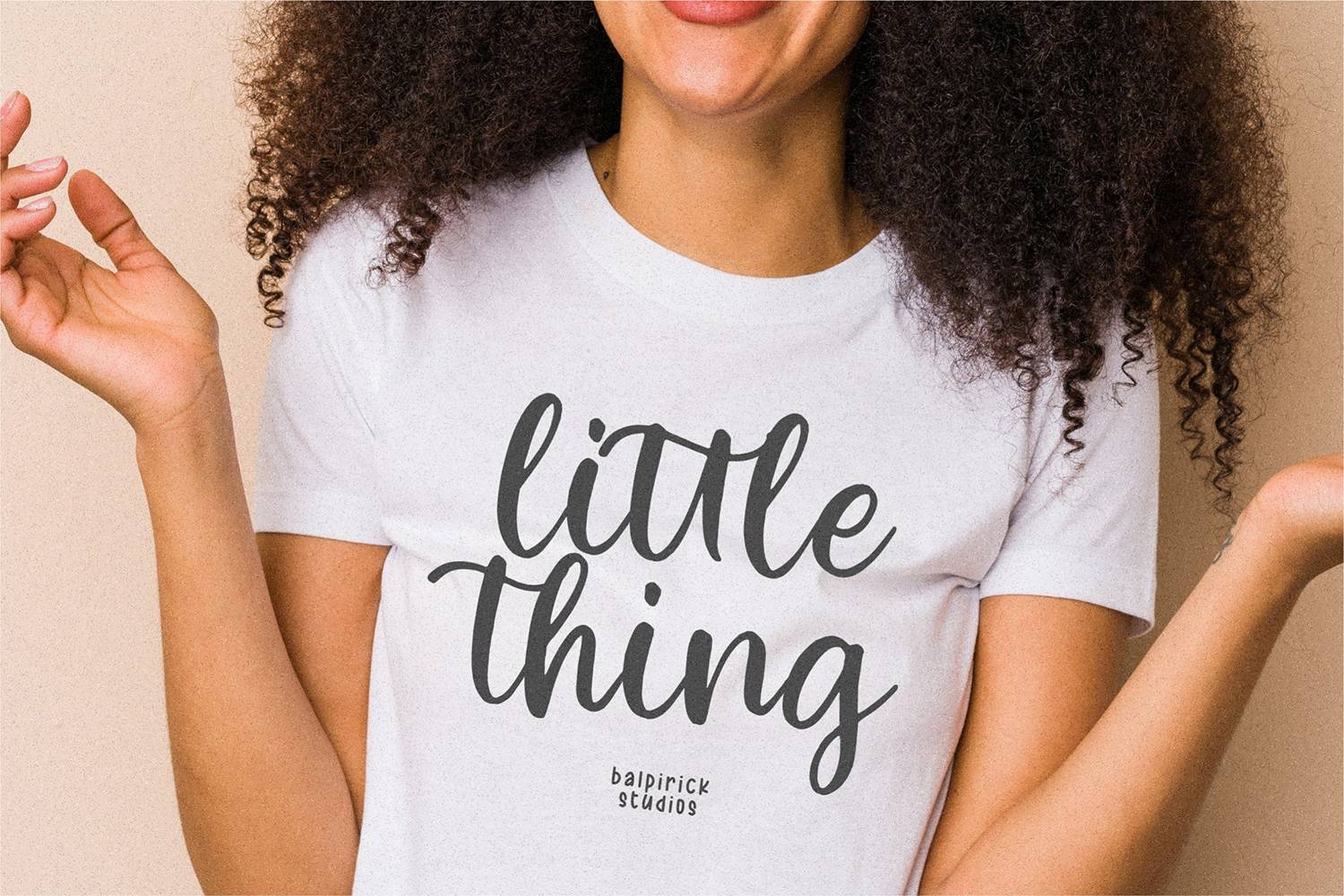 White Apricot Font sample