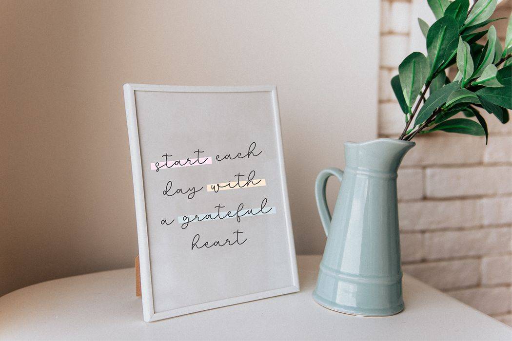 Zoneliney Font sample